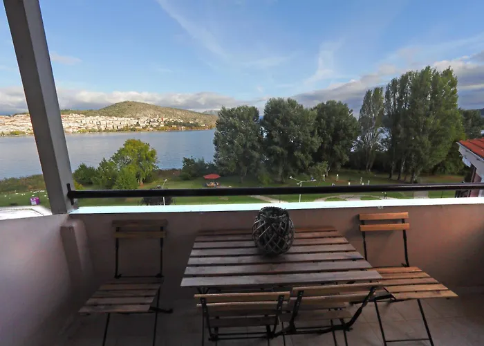 Swan Lake Front Apartment